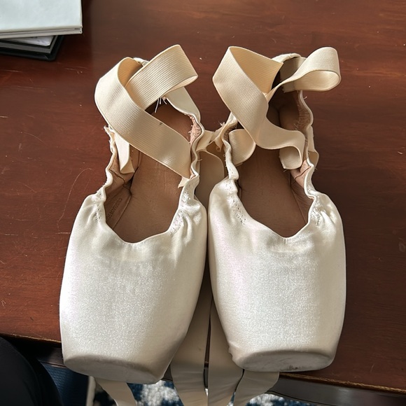 So Danca Ballet Pointe Shoes, Size 7.5E - Picture 8 of 12